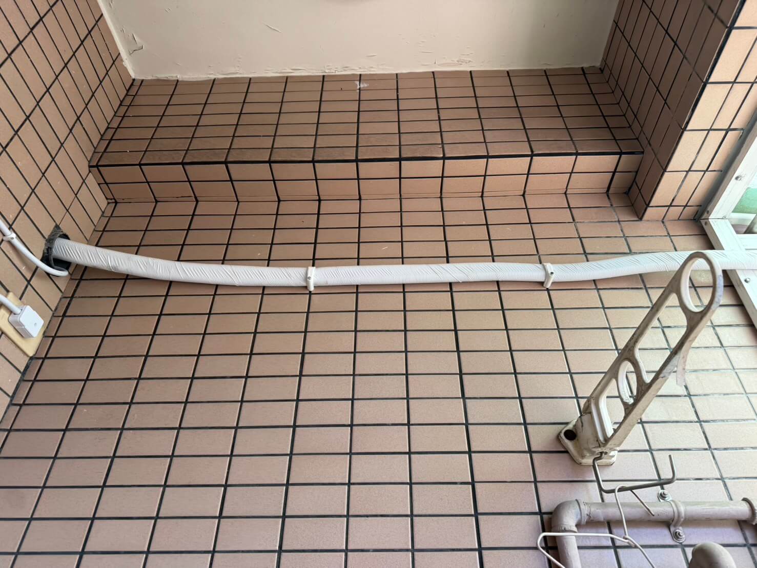 高雄左營區冷氣安裝案例｜王小姐新居分離式冷氣安裝完成，立刻修專業施工一次到位的第2張圖片